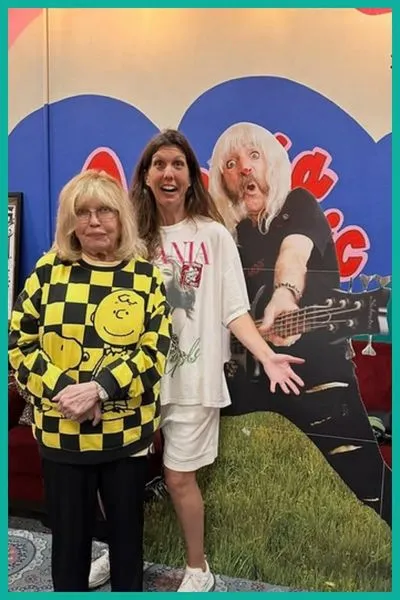 Amanda Kate Lambert , nancy sinatra